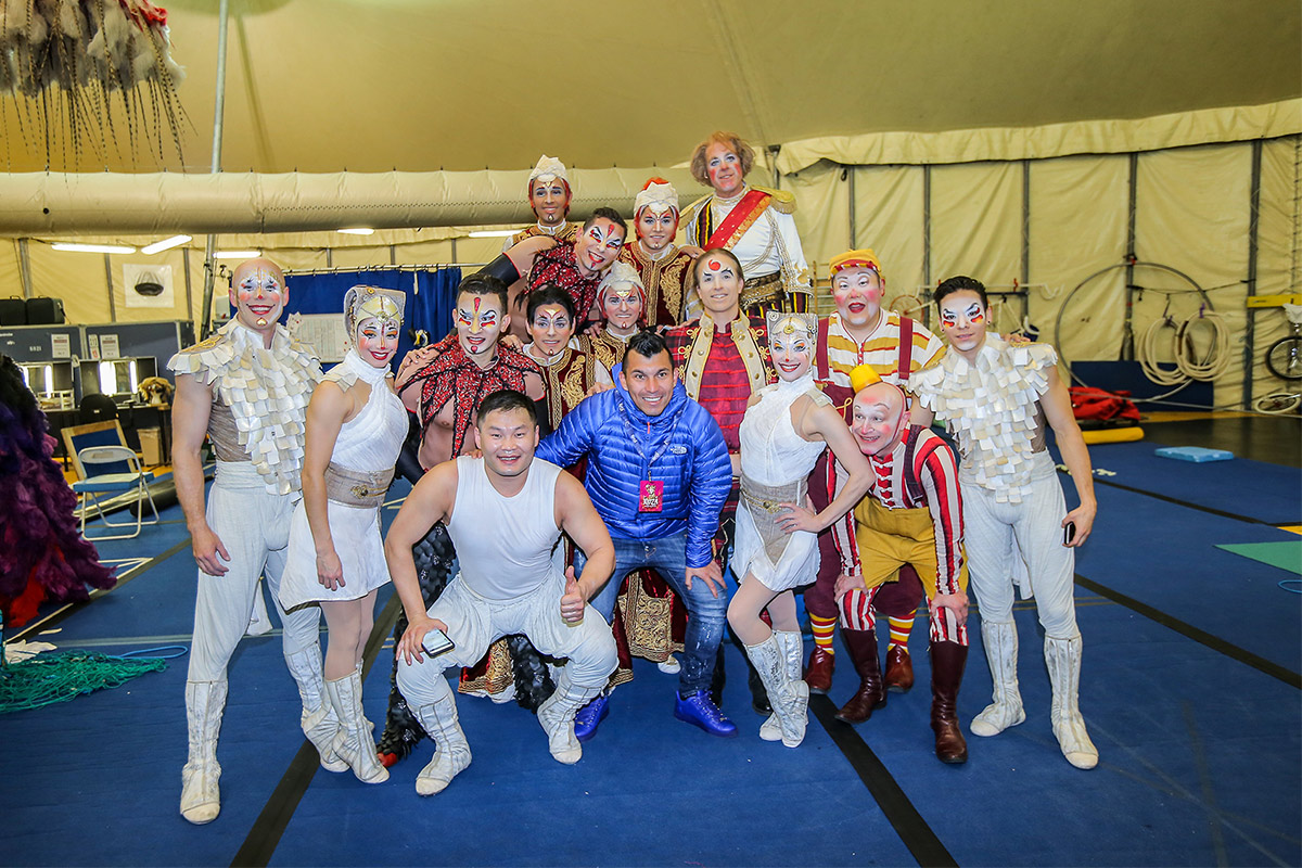 Gary Medel junto al elenco de Kooza del Cirque du Soleil
