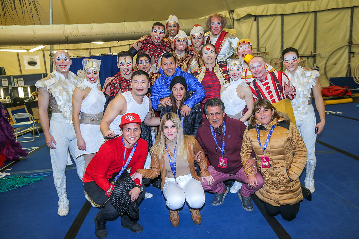 Gary Medel junto al elenco de Kooza del Cirque du Soleil