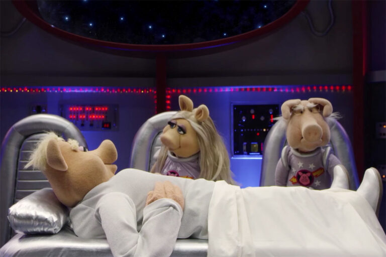 The Muppets revive el mítico sketch de 'Pigs in Space'