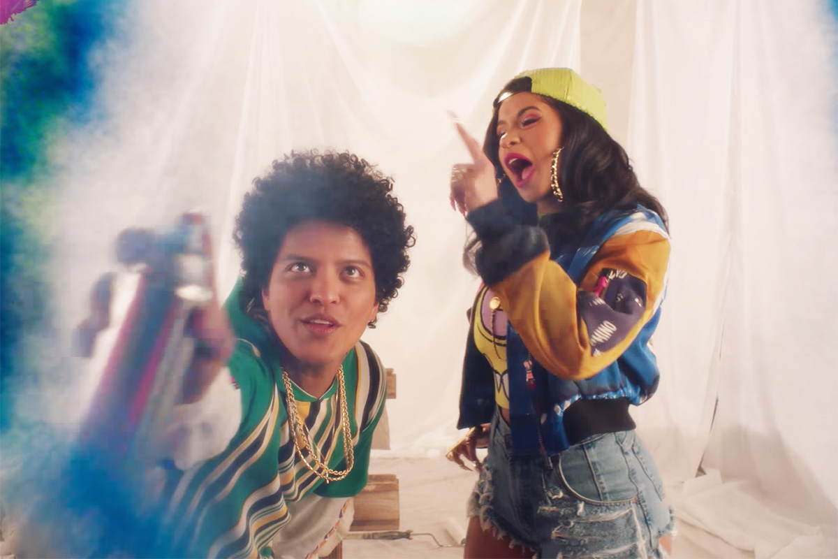 Mira el noventero video de Bruno Mars junto a la rapera Cardi B applauss